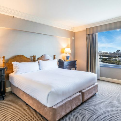 Story-Bridge-at-Stamford-Plaza-Brisbane-Hotel_bedroom